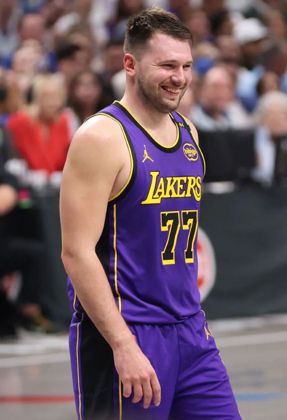 关于东契奇回归赛场，赛况扑朔迷离首场状态亮眼，法国队观众沸腾！的信息